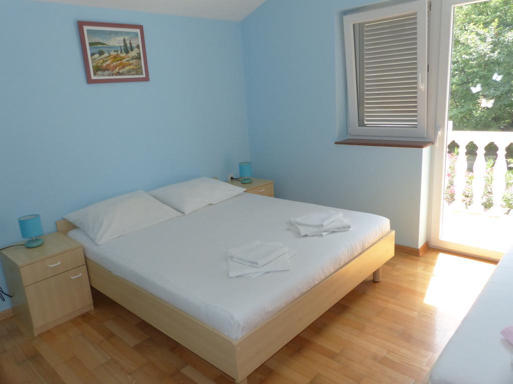 Apartments Viktorija Omišalj Exterior foto